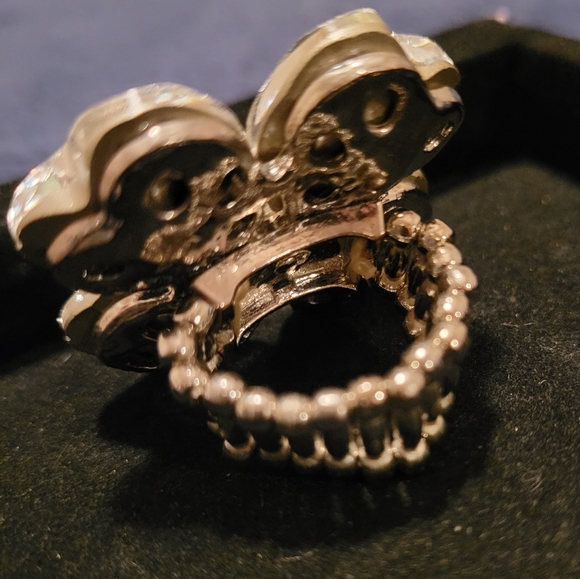 Dramatic Crystal Rhinstone flower ring - Picture 2 of 3